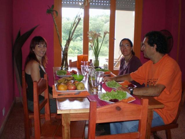 reposantes turistas y voluntarios listos para comer.JPG